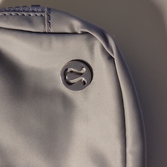 NWT Lululemon Everywhere Belt Bag EBB in Silver Drop (Brand new!) - Picture 2 of 8
